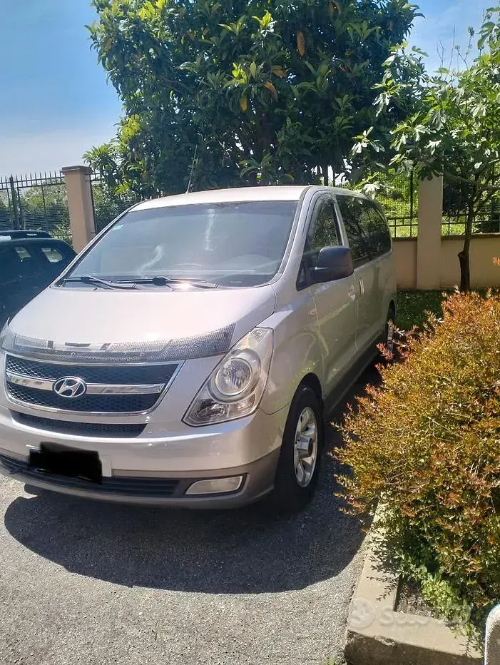 Käytetty Hyundai H-1 Active 170 HP (125 kW) 2010 Harmaa Tila-auto