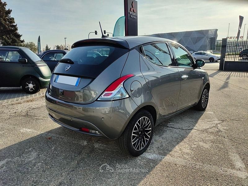 Usata Lancia Ypsilon 69 CV (50 kW) 2024 Grigio Utilitaria