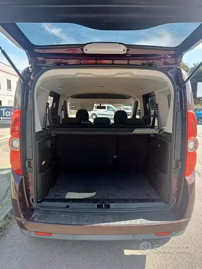 Usata Fiat Doblò 95 CV (69 kW) 2011 Rosso Monovolume
