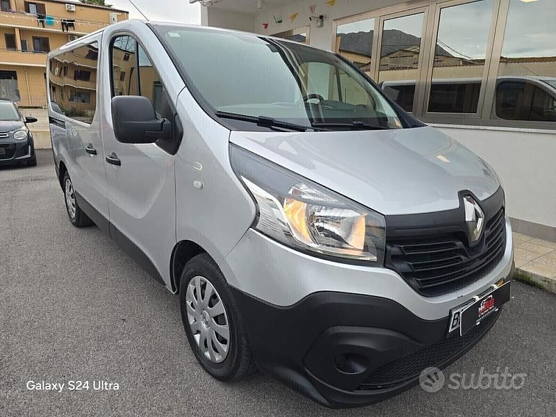 Begagnad Renault Trafic Zen 125 HK (91 kW) 2017 Grå Minibuss