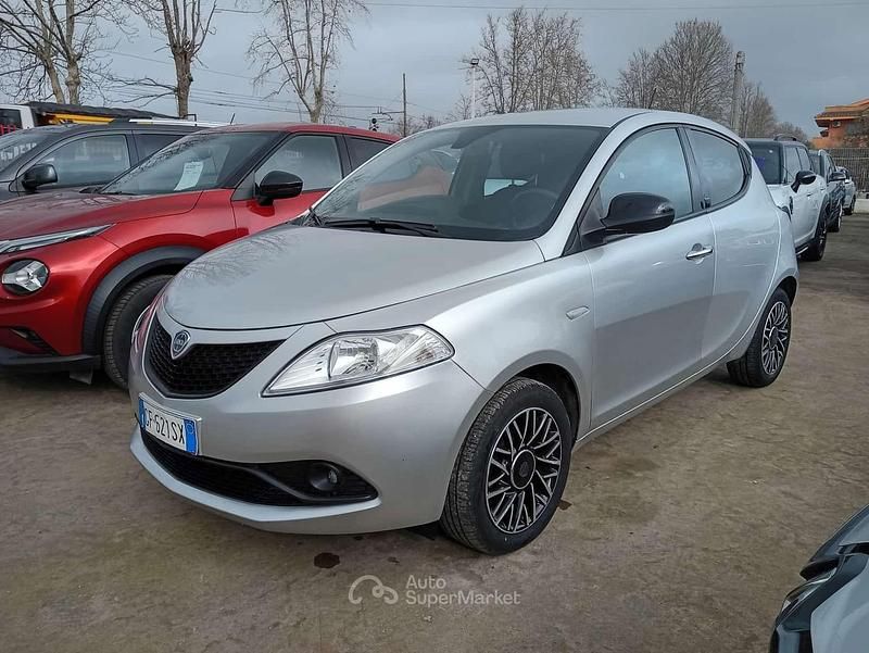 Usata Lancia Ypsilon 69 CV (50 kW) 2021 Argento Utilitaria