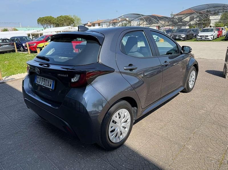 Usata Toyota Yaris Hybrid Active 92 CV (67 kW) 2022 Grigio Berlina