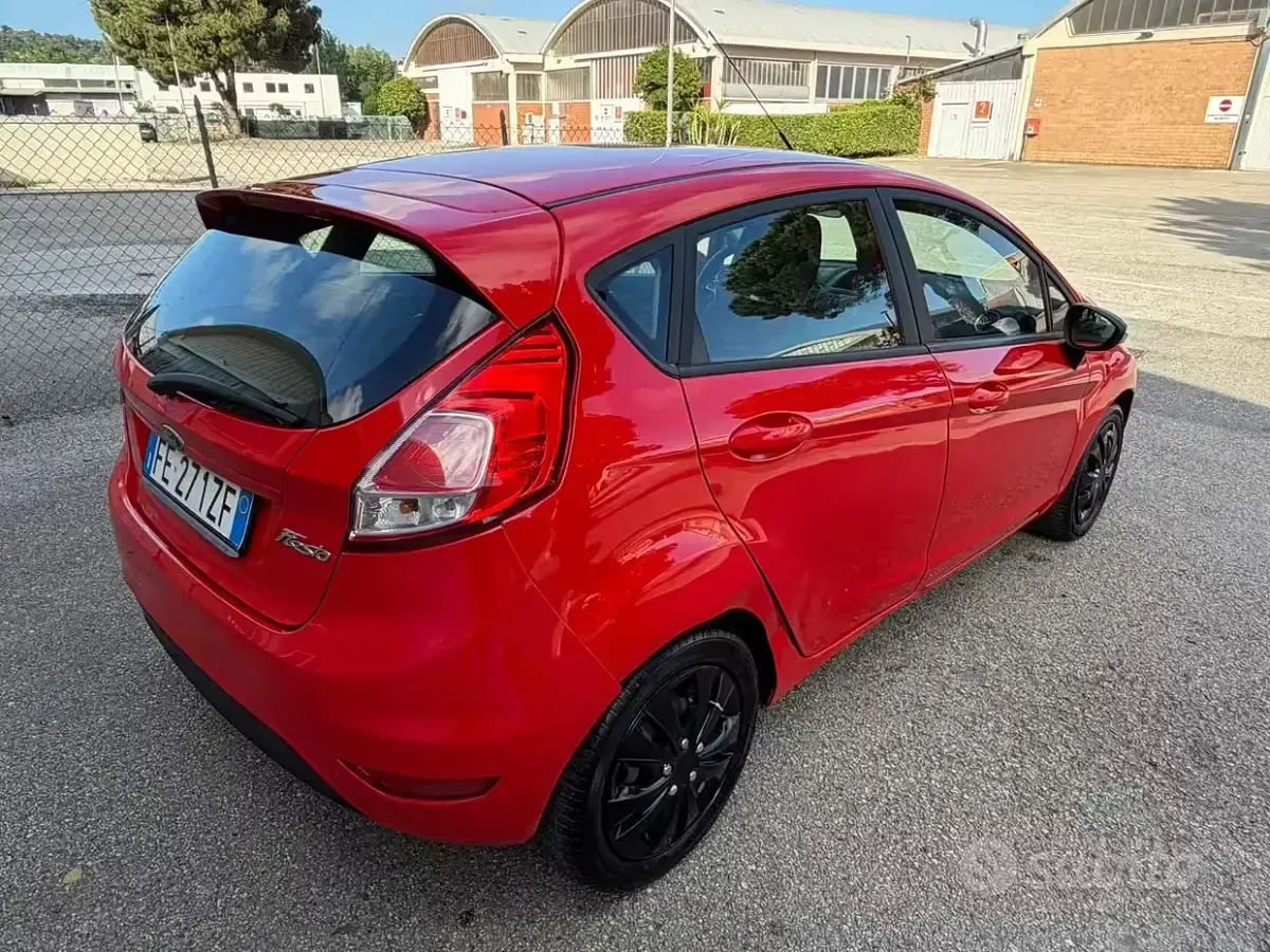 Usado Ford Fiesta 95 CV (69 kW) 2016 Rojo Utilitario