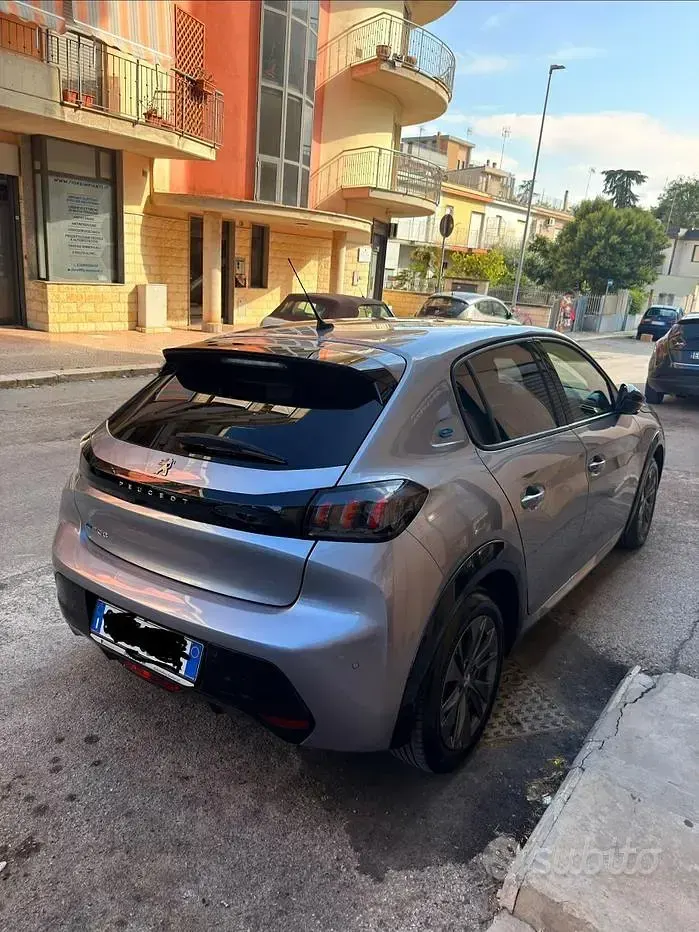 Usata Peugeot 208 Allure 56 kW (77 CV) 2022 Grigio Utilitaria