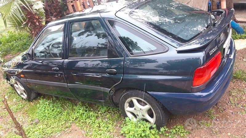 Usata Ford Escort 90 CV (66 kW) 1997 Verde Berlina