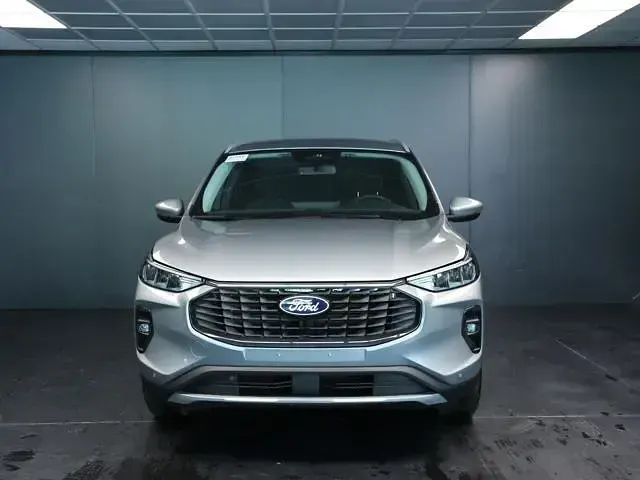 Usata Ford Kuga Titanium 179 CV (131 kW) 2025 Argento SUV
