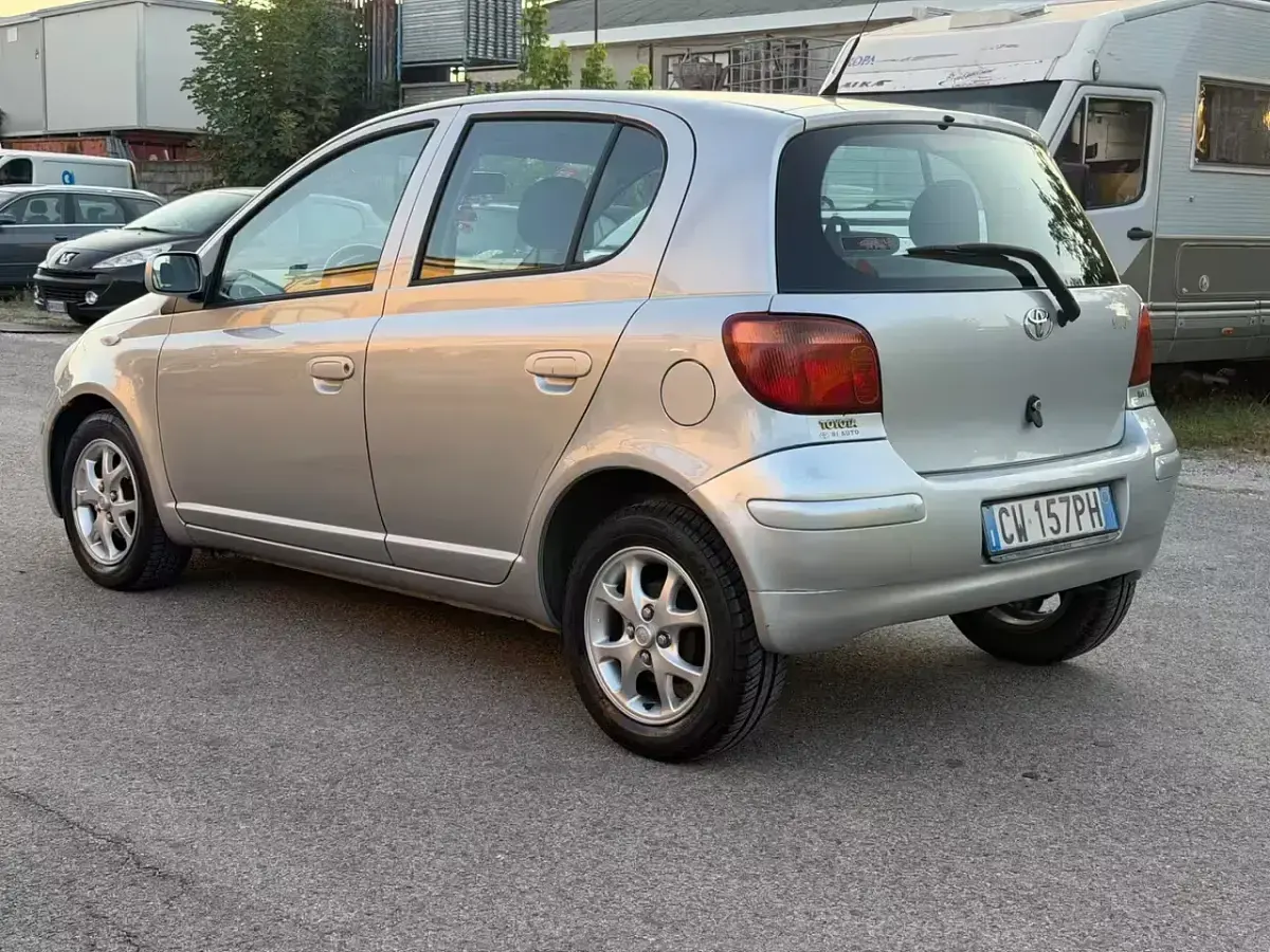 Usata Toyota Yaris Sol 87 CV (63 kW) 2004 Argento Berlina