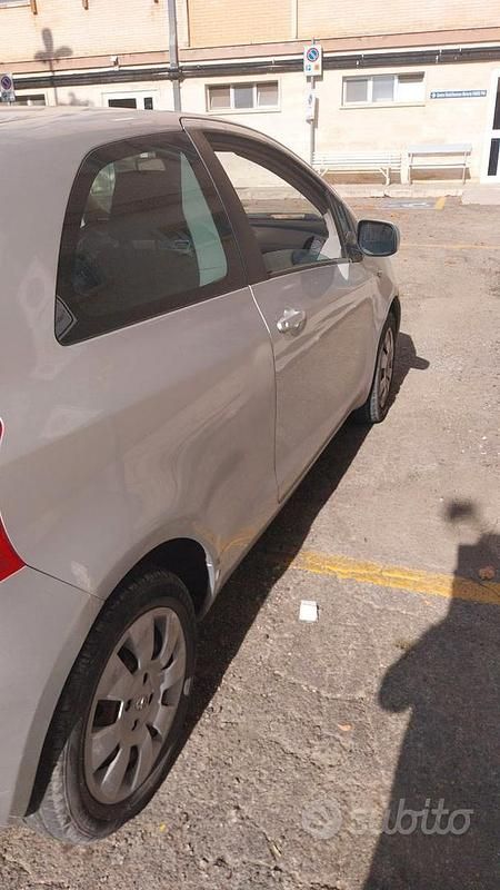 Usata Toyota Yaris 65 CV (47 kW) 2010 Grigio Utilitaria