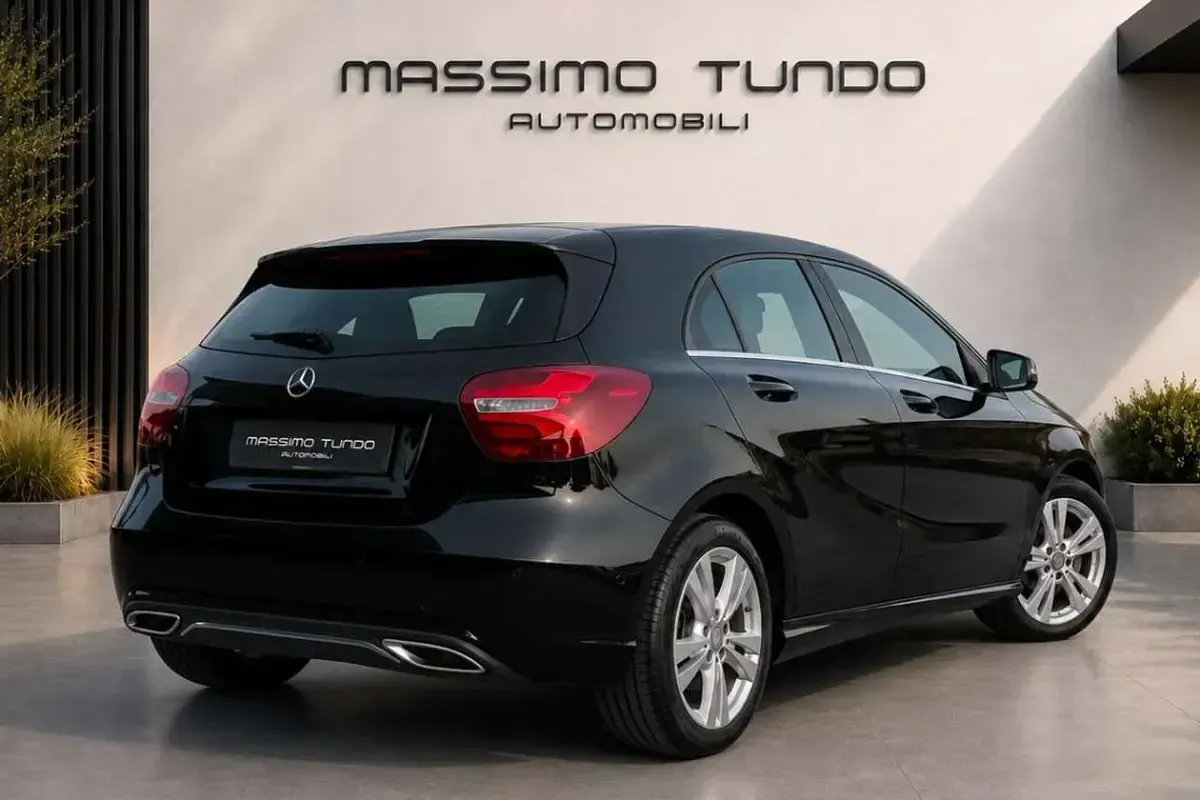 Usata Mercedes A180 109 CV (80 kW) 2017 Nero Utilitaria