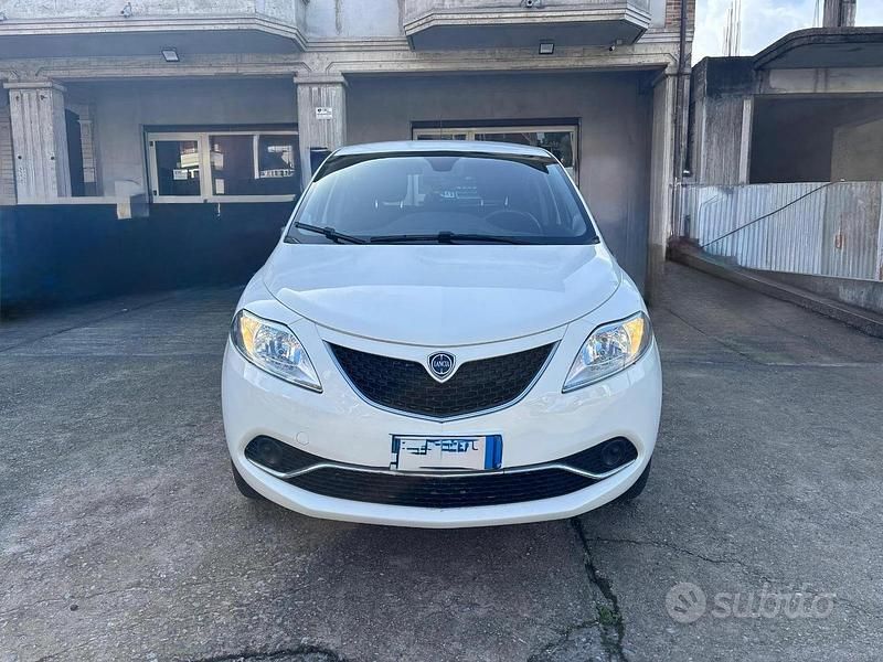 Usata Lancia Ypsilon 80 CV (58 kW) 2015 Bianco Utilitaria