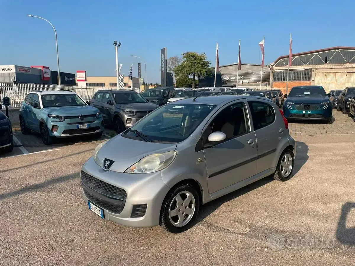 Usata Peugeot 107 68 CV (50 kW) 2010 Grigio Utilitaria