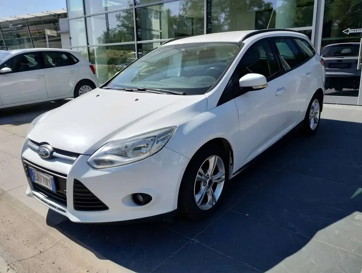 Usata Ford Focus 116 CV (85 kW) 2011 Bianco Station wagon