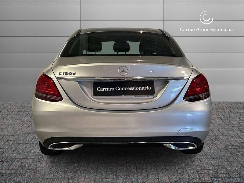 Usata Mercedes C180 122 CV (89 kW) 2019 Argento metallizzato Berlina