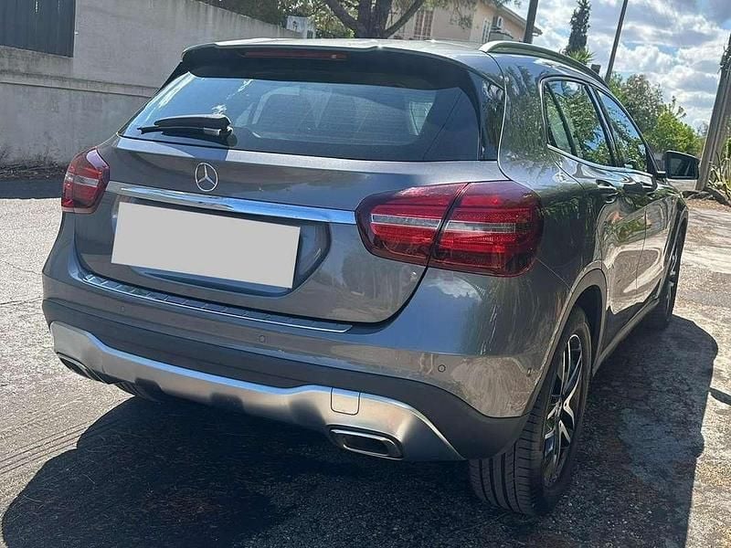Usata Mercedes GLA180 122 CV (89 kW) 2019 Grigio SUV