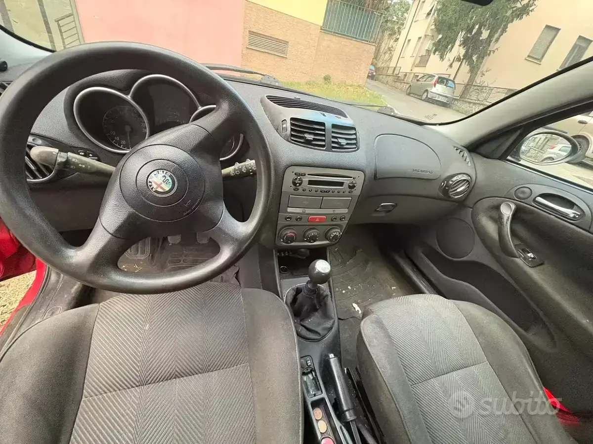 Usata Alfa Romeo 147 140 CV (102 kW) 2004 Rosso Utilitaria