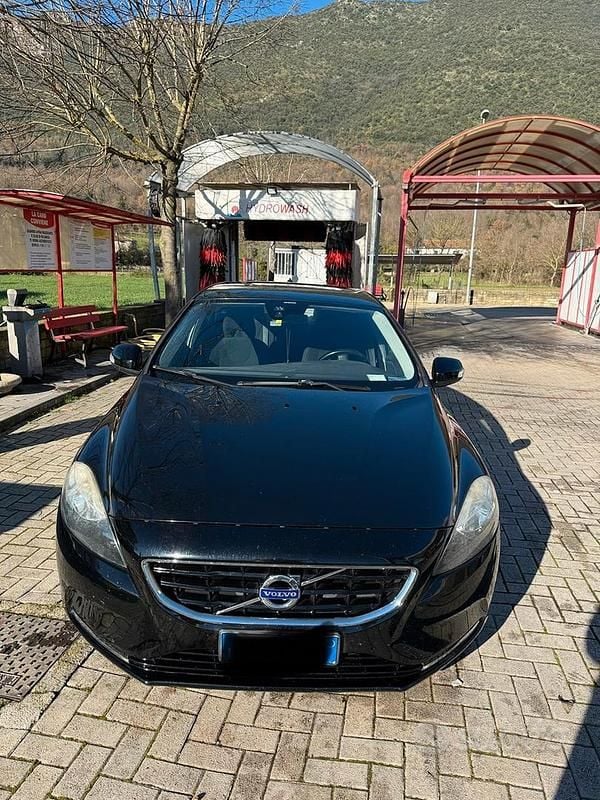 Usata Volvo V40 Kinetic 114 CV (83 kW) 2012 Nero Utilitaria