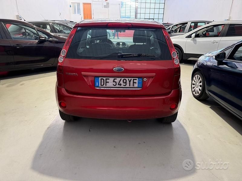 Usata Ford Fiesta Ghia 74 CV (54 kW) 2007 Arancione Utilitaria