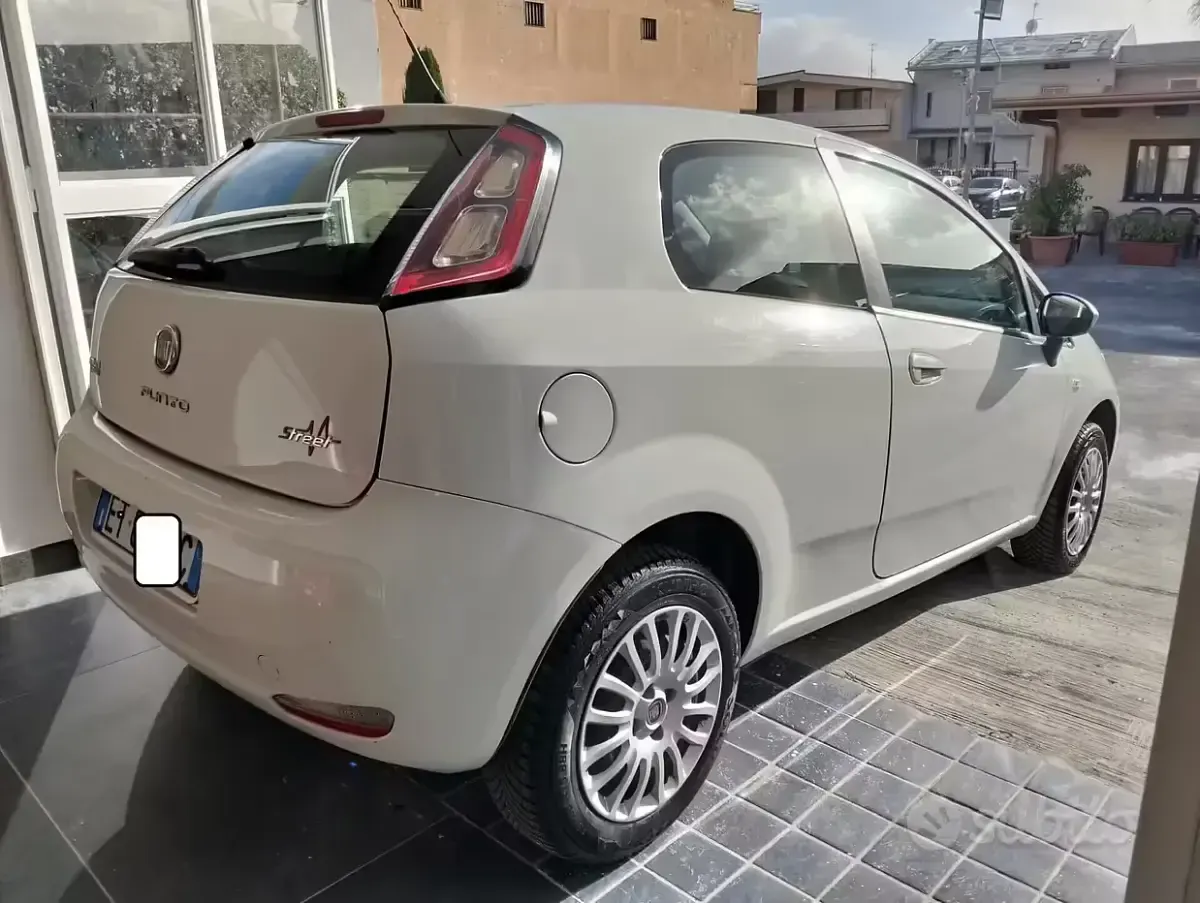 Usata Fiat Punto Lounge 70 CV (51 kW) 2014 Bianco Utilitaria