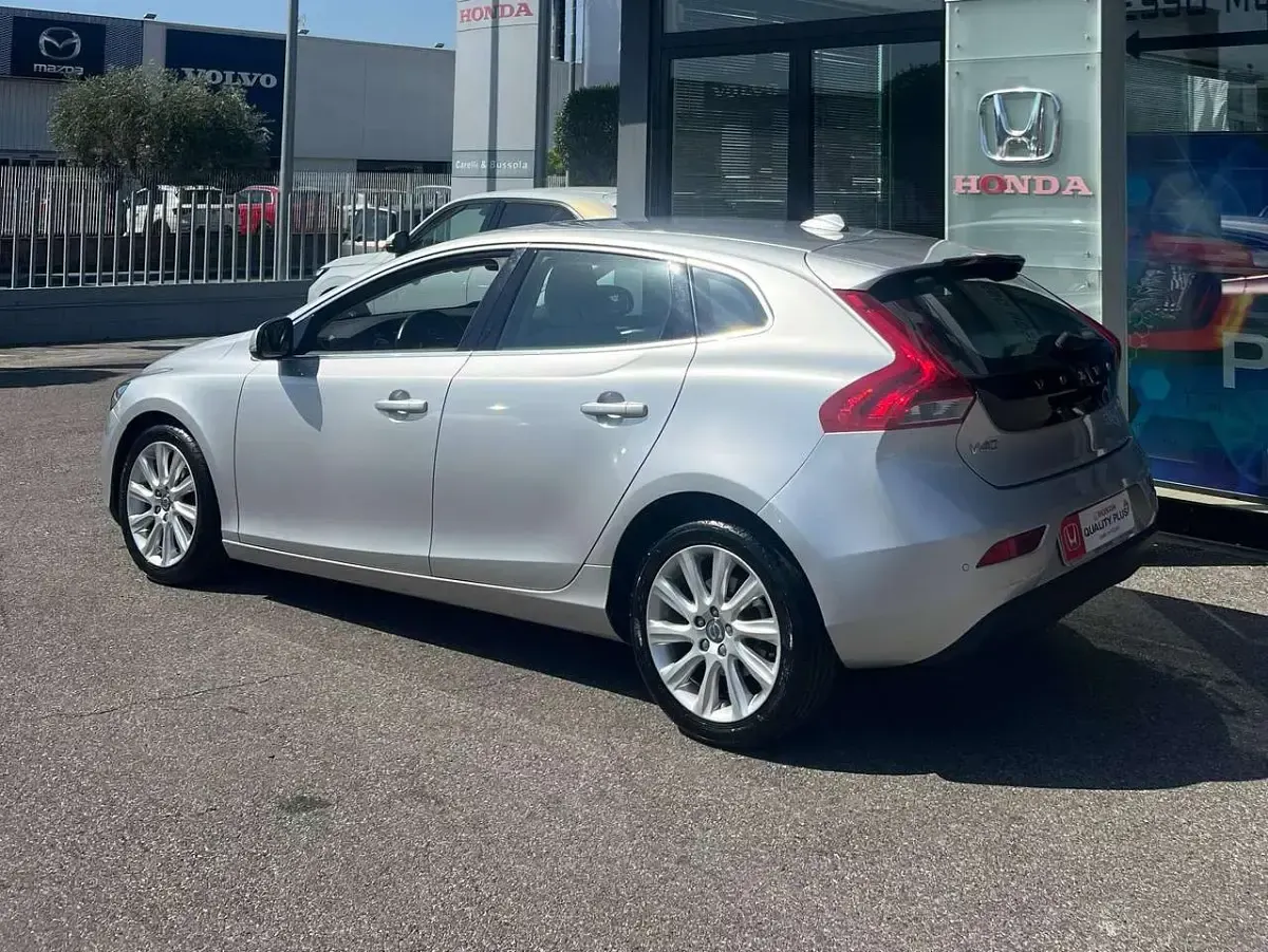 Usata Volvo V40 Momentum 114 CV (83 kW) 2015 Argento Berlina
