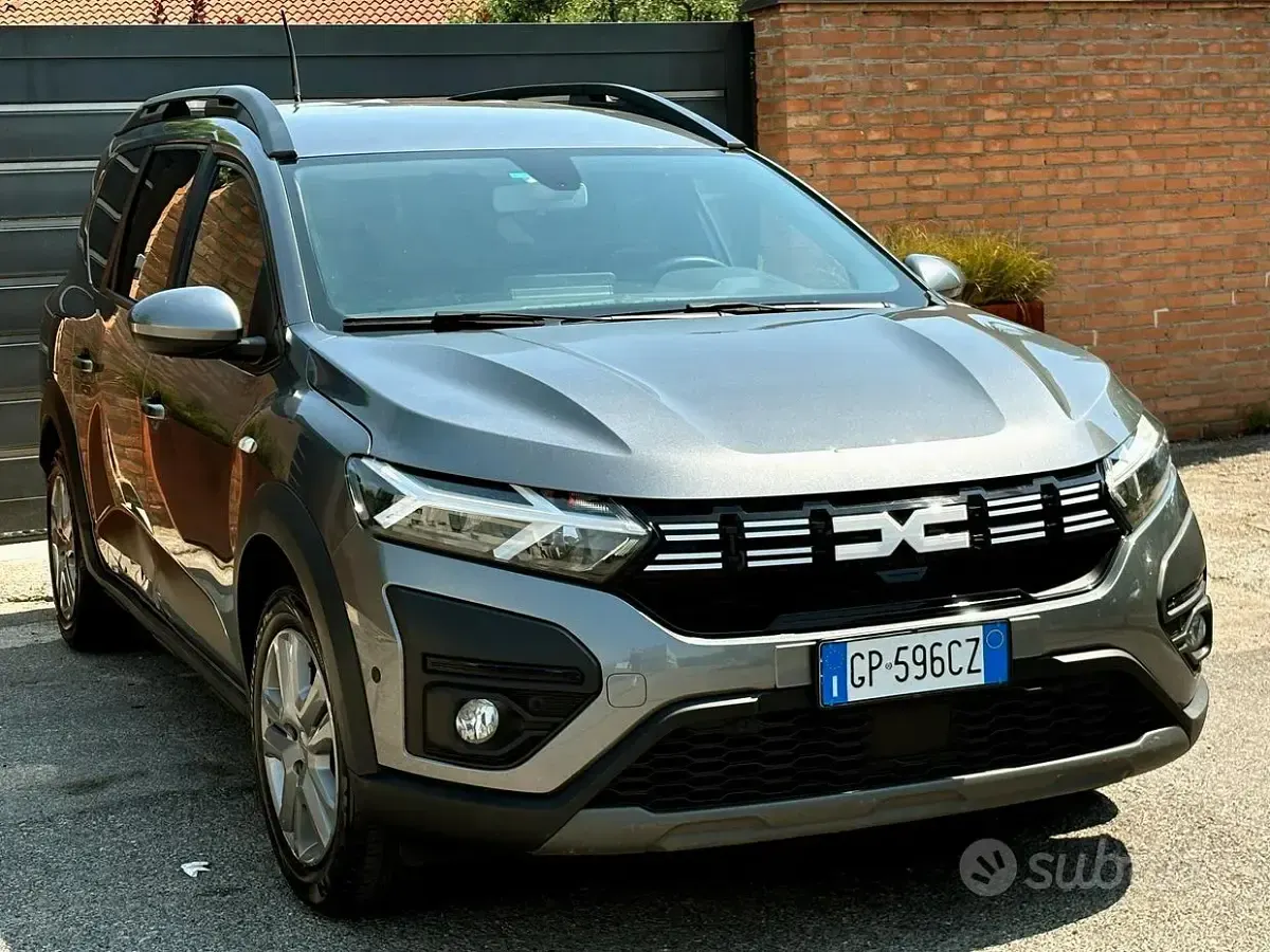 Usata Dacia Jogger 101 CV (74 kW) 2023 Grigio Monovolume