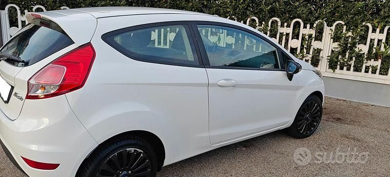 Bianco Usata 2017 Ford Fiesta Due volumi | 8400 € (Ottimo prezzo) - Immagine 1/4