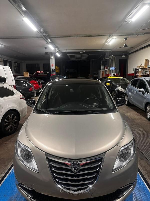 Usata Lancia Ypsilon 69 CV (50 kW) 2012 Oro Utilitaria