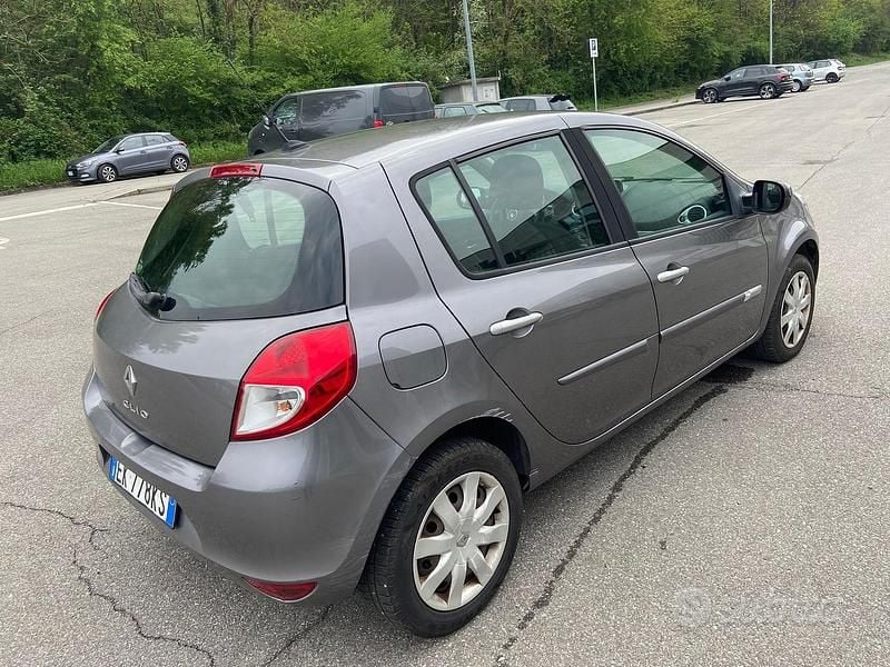Usata Renault Clio II 75 CV (55 kW) 2011 Grigio Berlina