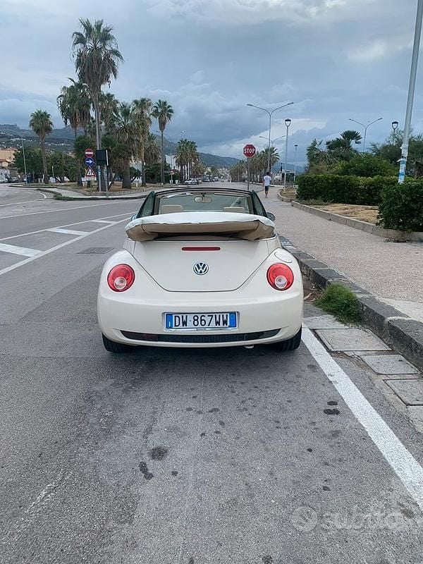 Usata VW New Beetle 116 CV (85 kW) 2009 Bianco Utilitaria