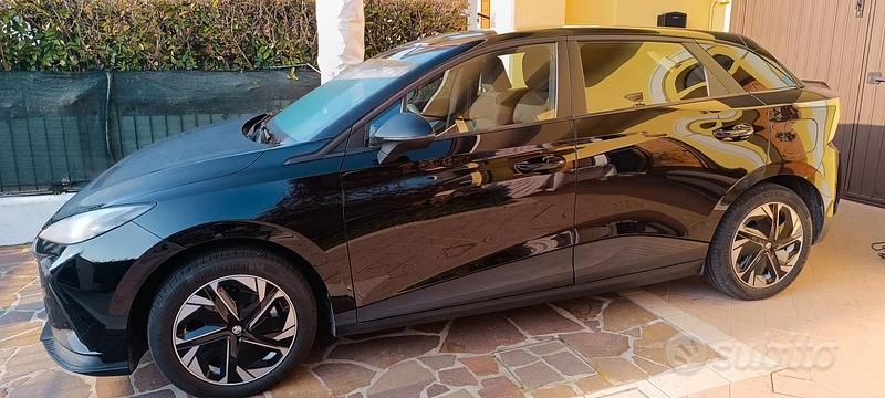 Nero Usata 2024 MG MG4 EV Due volumi | 18.600 € (Cara) - Immagine 1/4