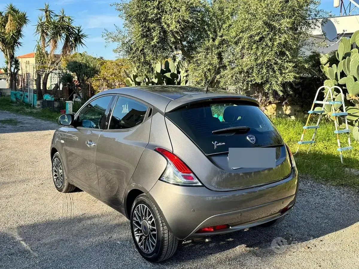 Usata Lancia Ypsilon 95 CV (69 kW) 2017 Grigio Utilitaria