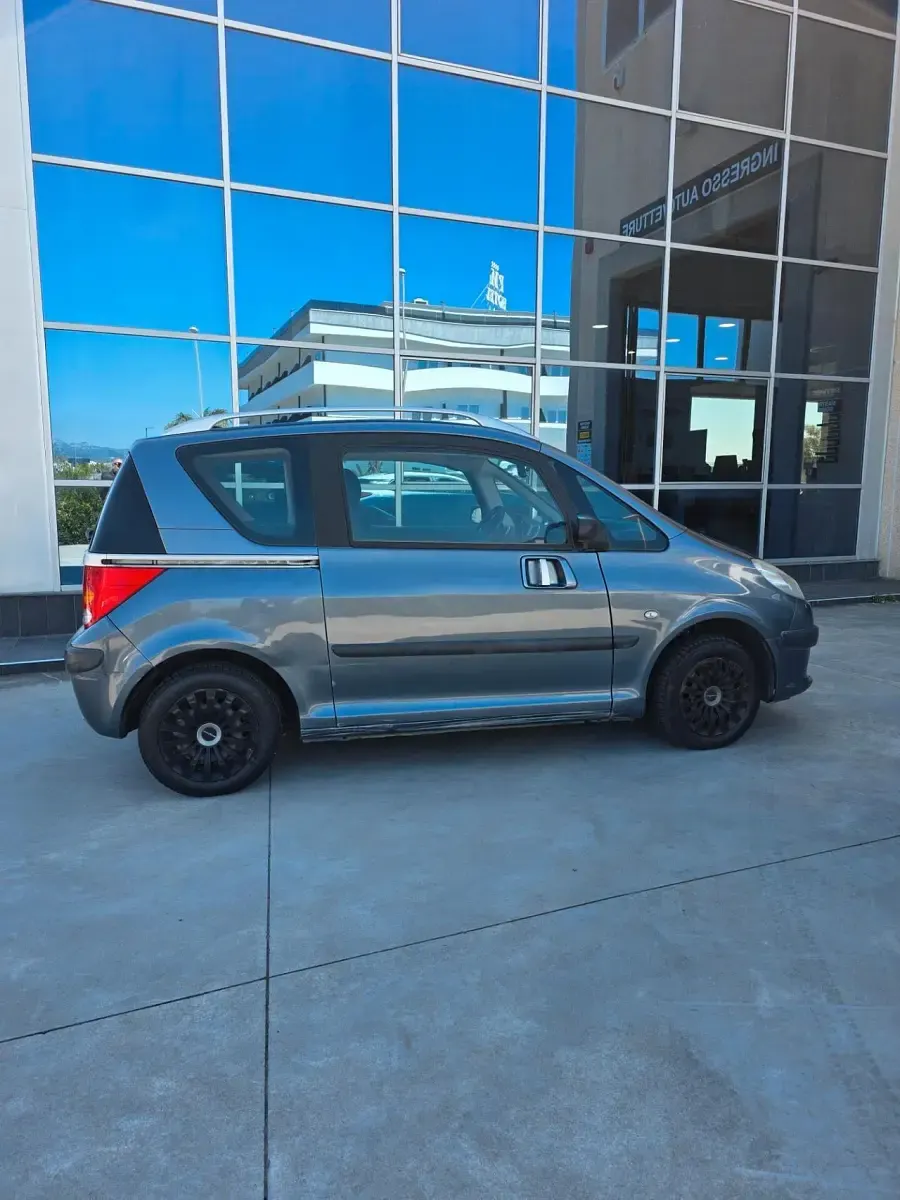 Usata Peugeot 1007 67 CV (49 kW) 2005 Grigio Monovolume