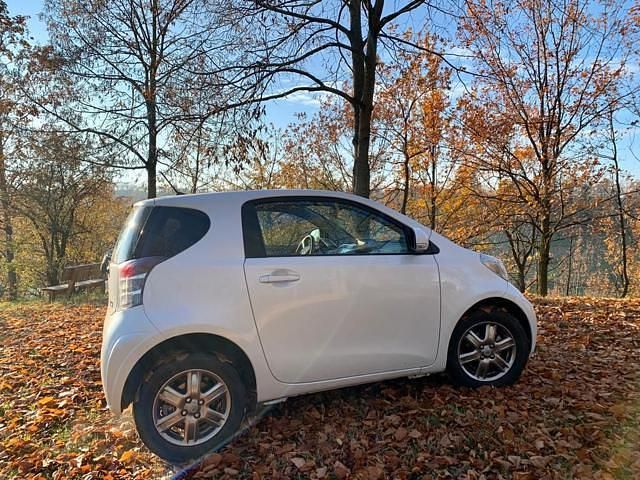 Usata Toyota iQ 68 CV (50 kW) 2009 Bianco metallizzato Utilitaria
