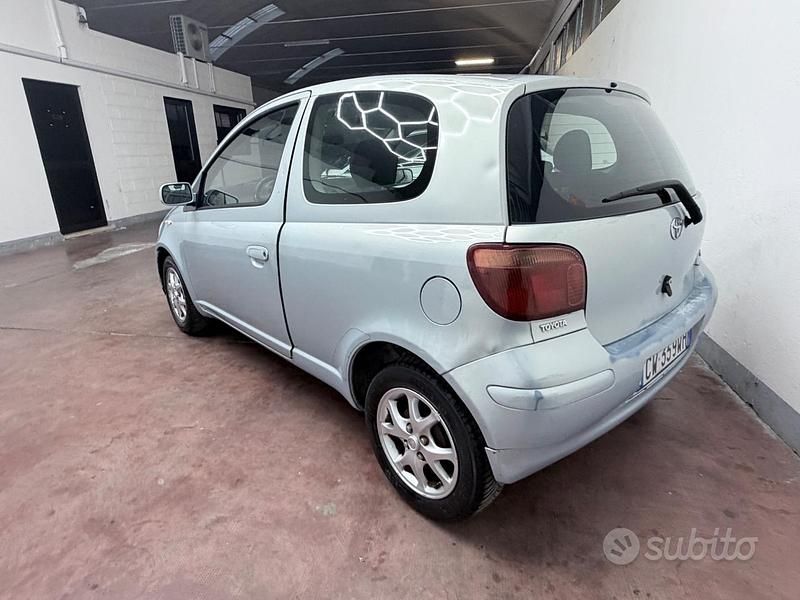 Usata Toyota Yaris Sol 65 CV (47 kW) 2005 Blu Berlina