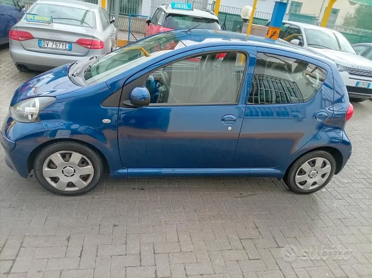 Usata Toyota Aygo 68 CV (50 kW) 2007 Blu Utilitaria