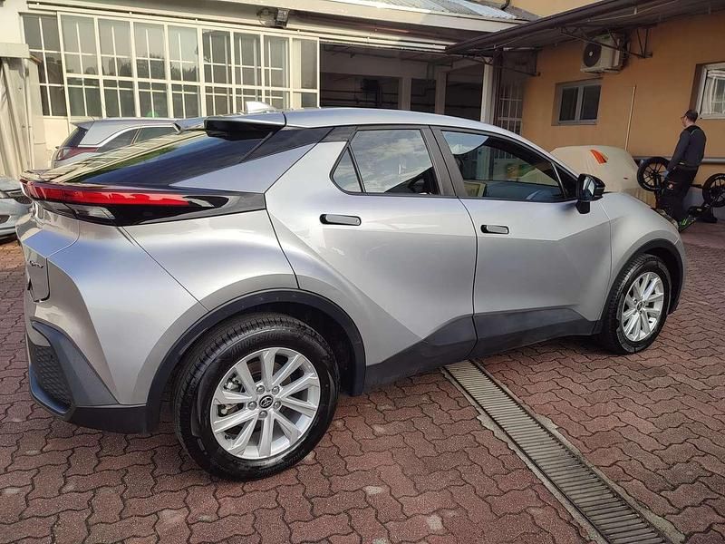 Usata Toyota C-HR Active 140 CV (102 kW) 2024 Bianco SUV