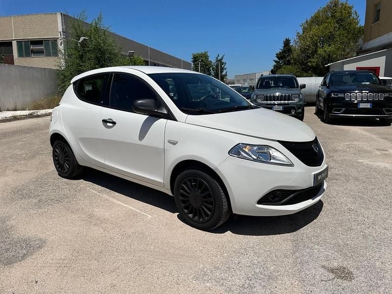 Usata Lancia Ypsilon Silver 69 CV (50 kW) 2020 Bianco Utilitaria