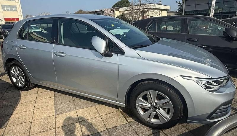 Usata VW Golf VIII Life 110 CV (80 kW) 2022 Argento Berlina