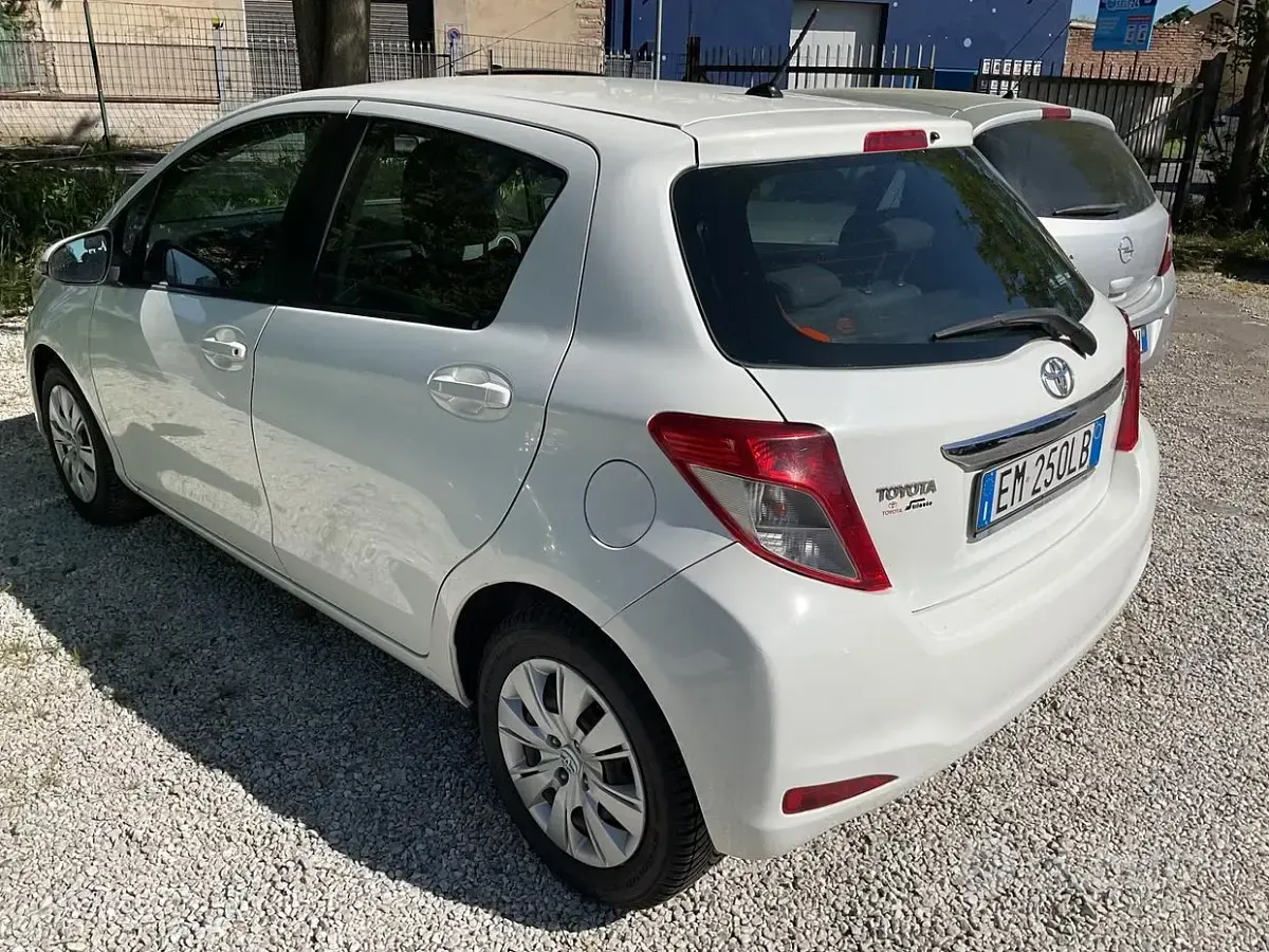 Usata Toyota Yaris Active 99 CV (72 kW) 2012 Bianco Utilitaria
