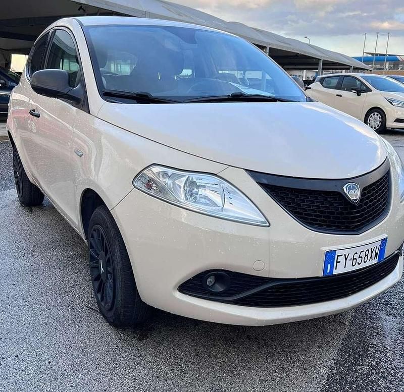 Usata Lancia Ypsilon 84 CV (61 kW) 2019 Beige Utilitaria