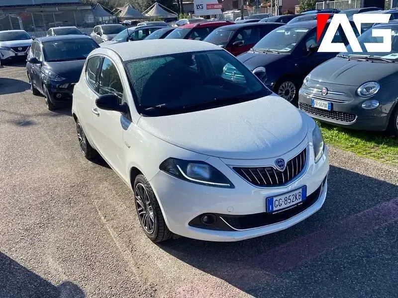 Usata Lancia Ypsilon Gold 69 CV (50 kW) 2021 Bianco Utilitaria