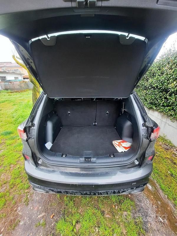 Usata Ford Kuga 120 CV (88 kW) 2022 Grigio SUV