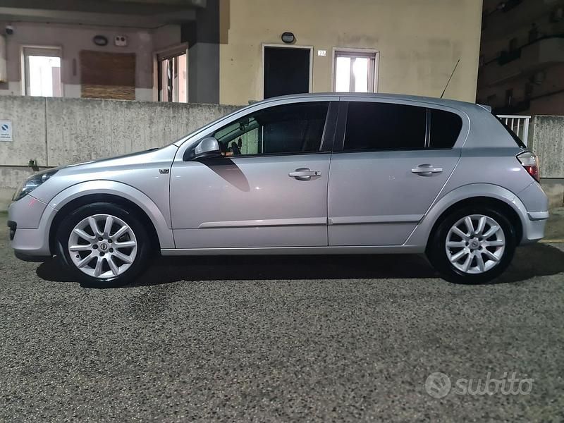 Usata Opel Astra 120 CV (88 kW) 2007 Grigio Utilitaria