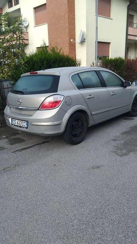 Usata 2005 Opel Astra Cosmo Tre volumi | 1300 € (Ottimo prezzo) - Immagine 1/4