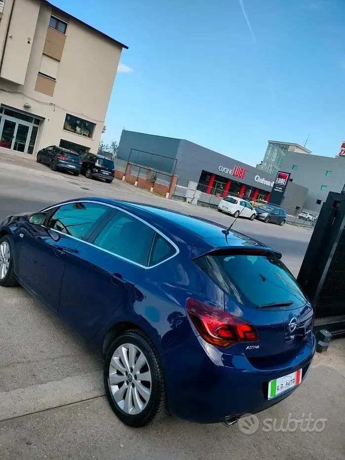Usata Opel Astra Cosmo 140 CV (102 kW) 2010 Blu Berlina