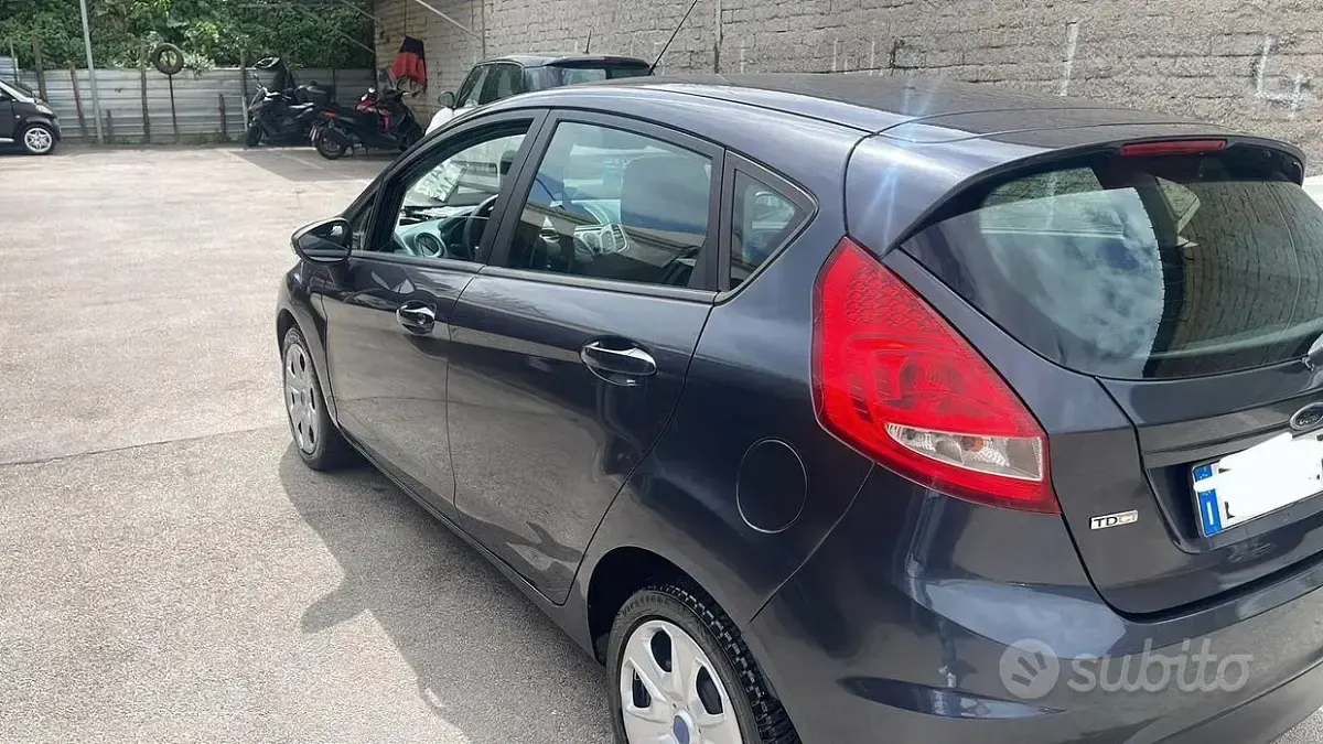 Usata Ford Fiesta Ghia 68 CV (50 kW) 2009 Blu Berlina