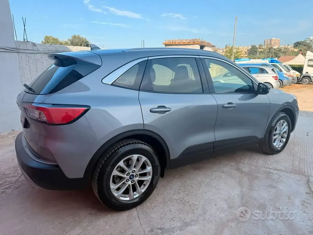 Gebraucht Ford Kuga Titanium 120 PS (88 kW) 2022 Grau SUV
