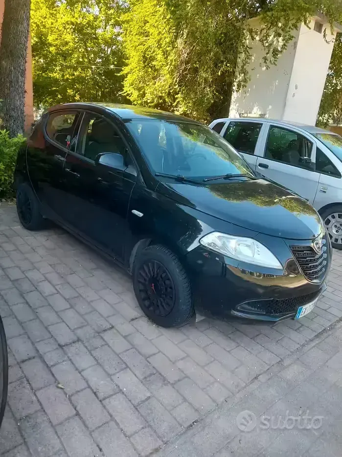 Usata Lancia Ypsilon 80 CV (58 kW) 2015 Nero Utilitaria