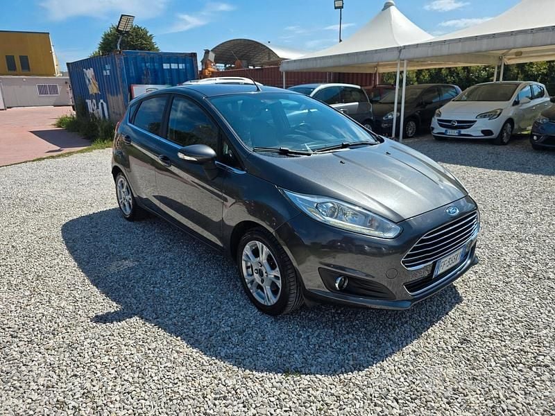 Usata Ford Fiesta Titanium 75 CV (55 kW) 2016 Grigio Berlina