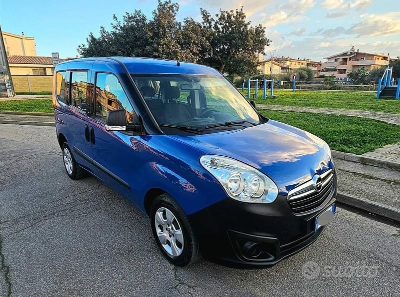 Usata Opel Combo 105 CV (77 kW) 2018 Blu Monovolume