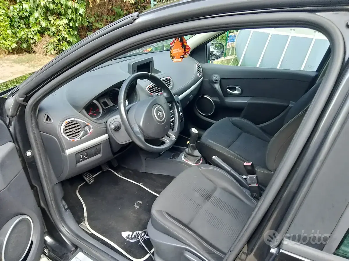 Usata Renault Clio 64 CV (47 kW) 2011 Nero Utilitaria